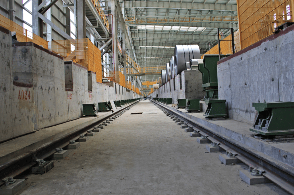 Adjustable rail clip compatibility across crane rail types