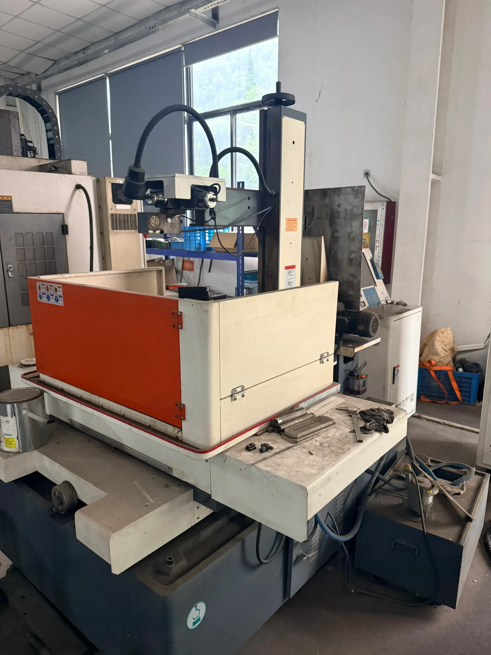 Linear cutting machine workpiece setup