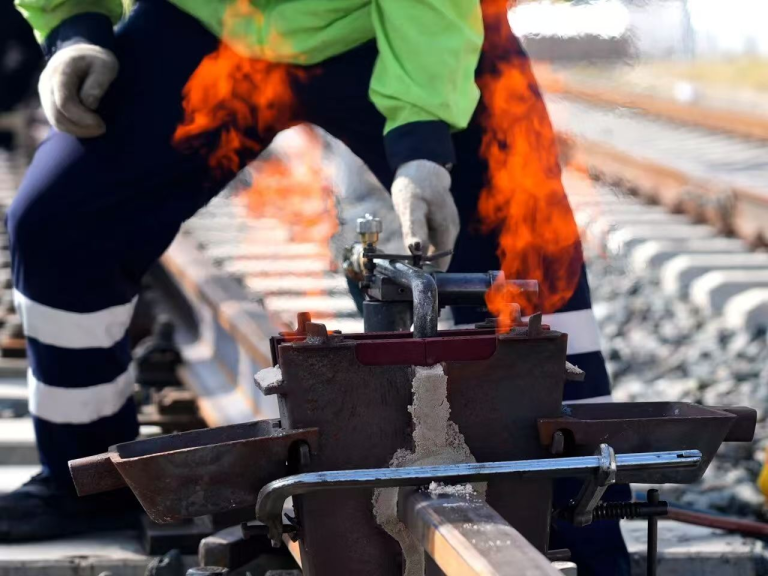 Preheating rail joint for thermite welding