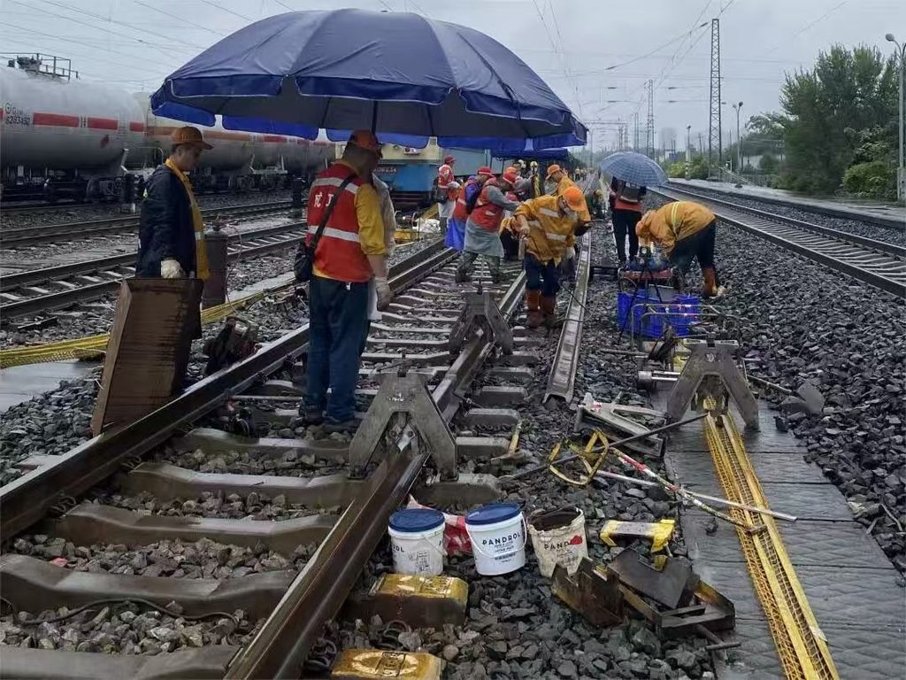 Thermite welding weather conditions rain shelter for rail joint protection