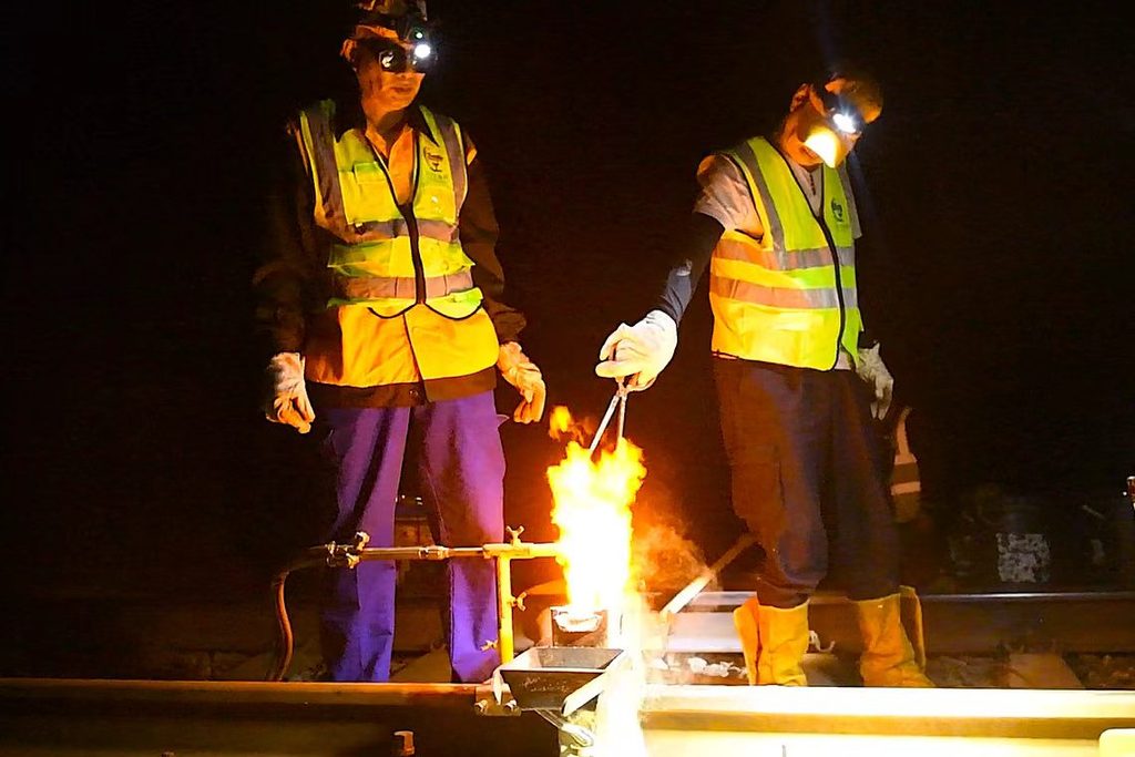 Thermite welding weather conditions night lighting for rail alignment