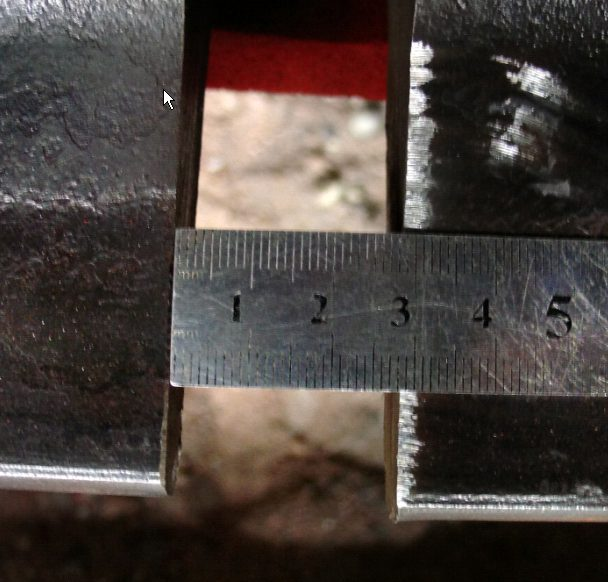 Thermite rail gap tolerance measured at the rail foot edge with a gap gauge